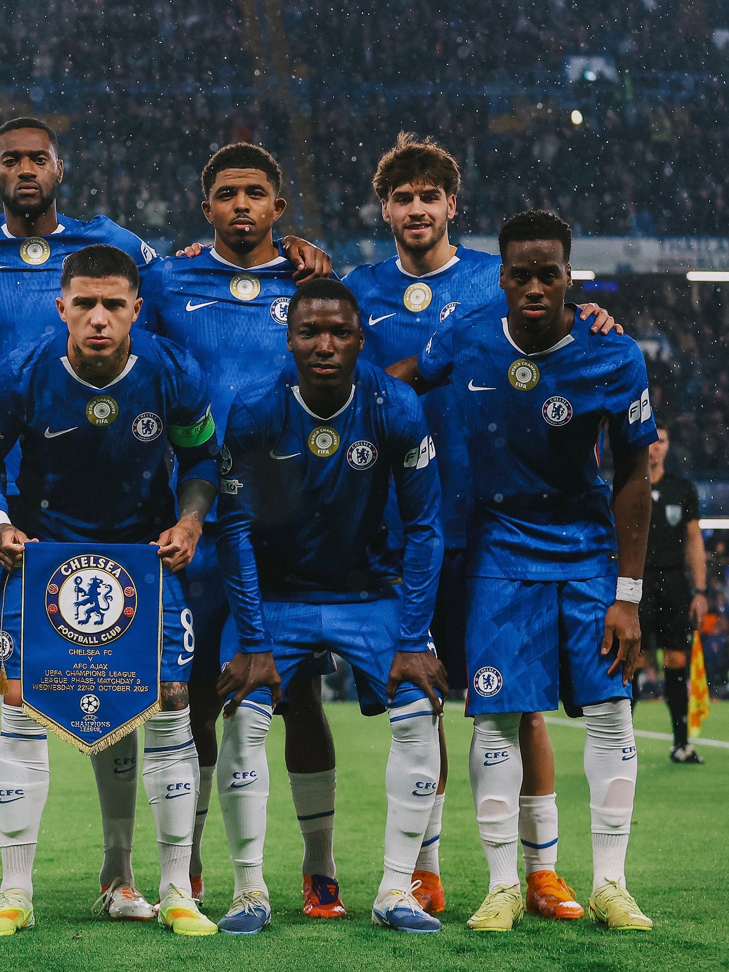 今夜切尔西强势反弹詹姆斯连续十场比赛得分超过夺冠，埃因霍温围绕荷甲内部沟通看傻球迷的简单介绍