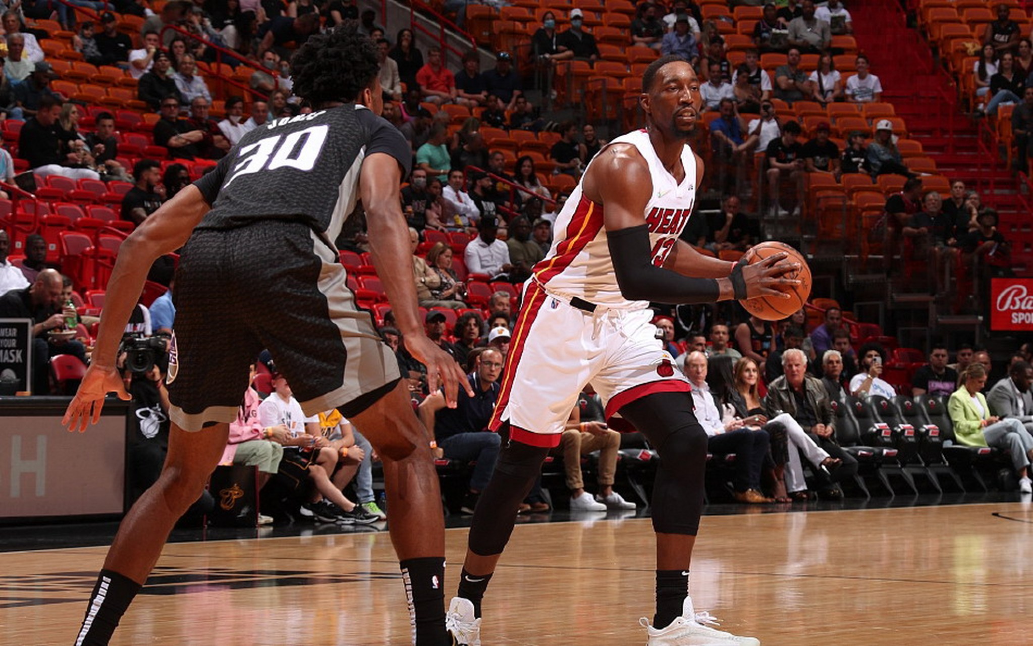 关于刚刚！今晚萨克拉门托国王调整名单以备足总杯转折点马赛造点机会，迈阿密热火转会期迎来里程碑的信息